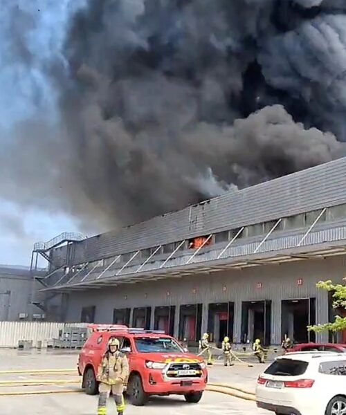 Los Bomberos estabilizan el incendio en la planta de Honda en la provincia de Barcelona