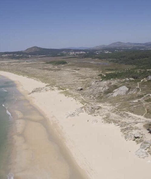 O Concello de Ribeira reforza a conexión durante este verán coa praia do Vilar