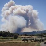 Un incendio en la Bisbal del Ampurdán (Gerona) avivado por el viento obliga a confinar todo un barrio y a 150 niños de una casa de colonias