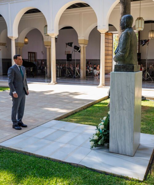 Juanma Moreno apela al espíritu de Blas Infante para defender su pacto con Vox y defiende «la convivencia de las ideas»