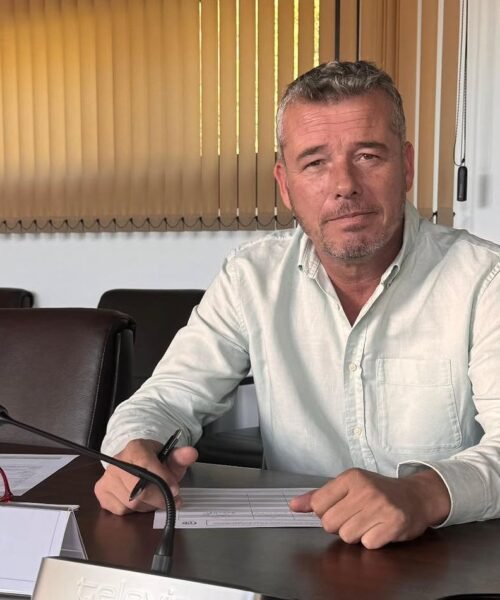 La paradoja de Scott: Nacido, residente, casado y padre en España, pero el Gobierno no ve «arraigo» para darle la nacionalidad