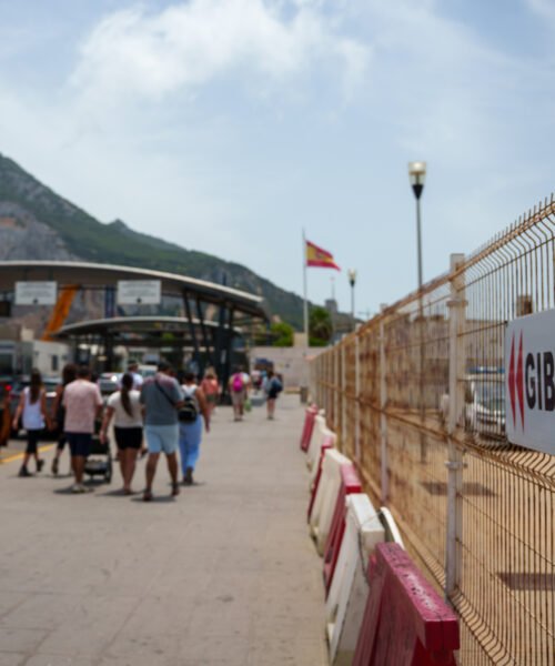El Gobierno escenifica la demolición de la Verja de Gibraltar en un acto que marca una nueva etapa en la relación con el Peñón