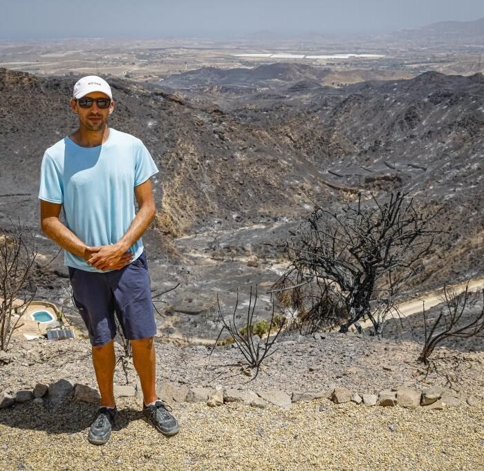 Tristán, vecino de Bédar, siguió la evolución de las llamas desde su casa porque nadie le avisó del incendio: «Ya no me siento seguro aquí»