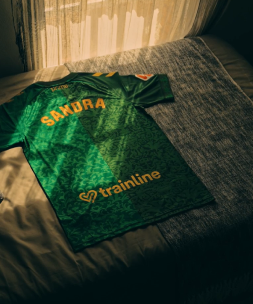 El Betis presenta su segunda equipación en el hogar de Sandra Peña como un grito contra el ‘bullying’: «Nunca perdáis la Esperanza»
