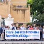 Alcaldes de la Costa del Sol protestan con una pancarta en catalán exigiendo inversiones en movilidad: «A ver si así el Gobierno lo entiende»