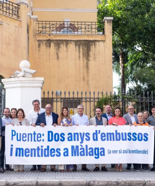 Alcaldes de la Costa del Sol protestan con una pancarta en catalán exigiendo inversiones en movilidad: «A ver si así el Gobierno lo entiende»