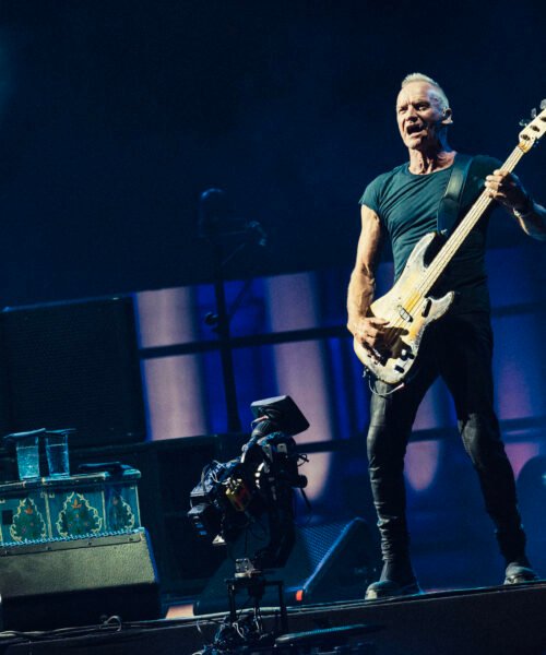 Sting se da el gustazo de tocar sus grandes éxitos acompañado solo de dos músicos y un escenario desnudo