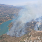 El Gobierno andaluz envía el segundo ‘Es-Alert’ en apenas tres días para que los vecinos afectados por el incendio de Pinos del Valle se confinen