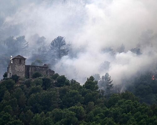 Salvan la ermita de Santa Bárbara de Onda (Castellón) cuando estaba rodeada por las llamas