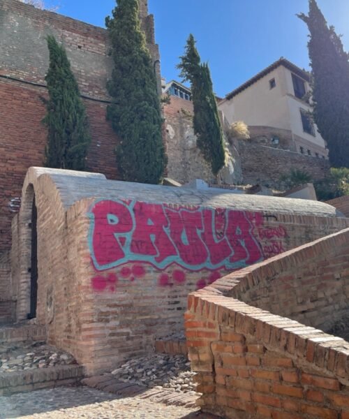 Denuncian a un turista por una pintada en el Aljibe del Zenete de Granada, del siglo XVI