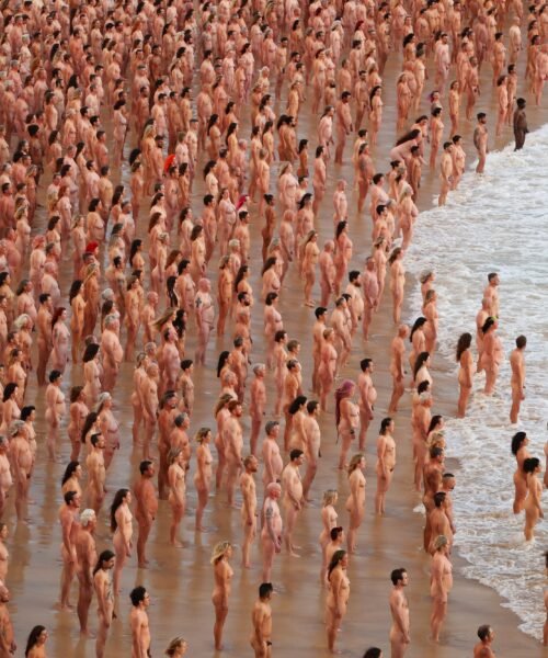 Spencer Tunick lleva sus desnudos colectivos a Canarias: “Hay demasiado odio hacia la gente de mente abierta”