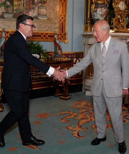 Burnham se estrena como primer ministro con la promesa de más estabilidad política