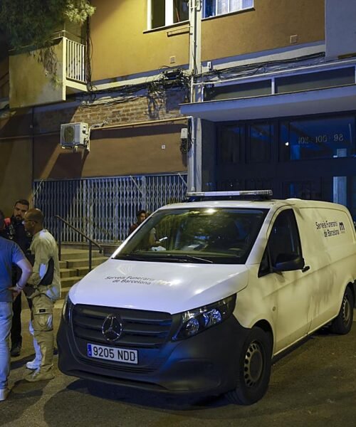 El hombre que asesinó a su mujer en Barcelona delante de sus hijos le asestó once puñaladas con una daga