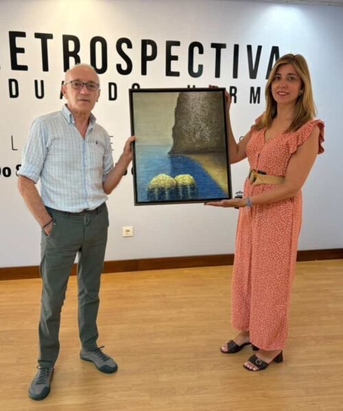 O artista Eduardo Hermo doa unha obra da súa exposición ao Concello de Ribeira