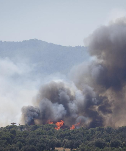 Los Bomberos concentran sus esfuerzos en el flanco derecho del fuego de la Costa Brava para que no arrase el macizo de las Gavarres