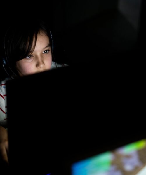 Amigos digitales con IA, la nueva amenaza para la salud mental de los adolescentes