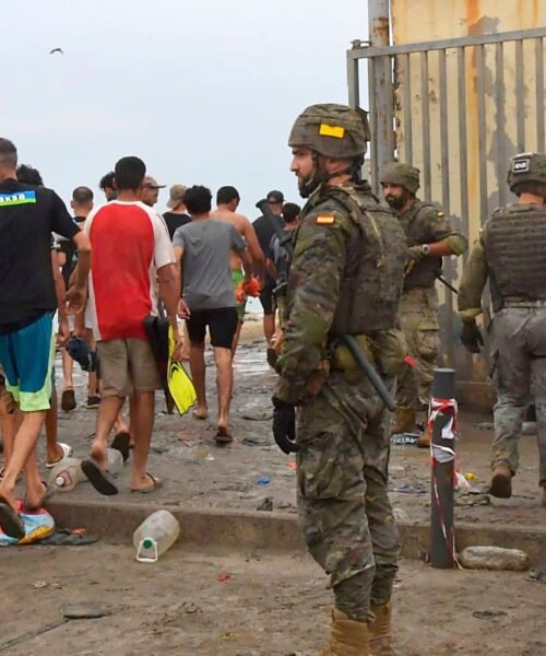 Miles de personas regresan a Marruecos tras cruzar la frontera con Ceuta