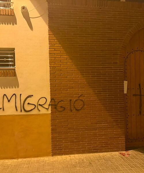 Pintadas de «remigración» y restos de carne de cerdo en la mezquita de Vilanova del Camí