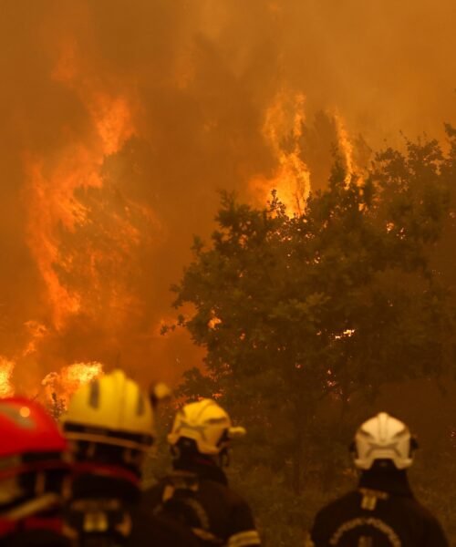 Francia lucha contra tres megaincendios que obligan a evacuar a casi 70.000 personas
