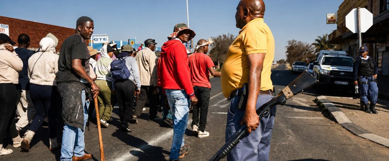 Los grupos antiinmigración de Sudáfrica pasan del ultimátum a amenazar puerta a puerta