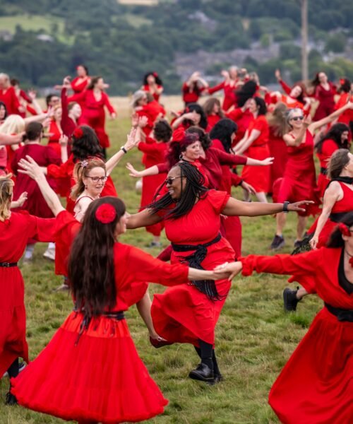 Un mar de rojo en Haworth para celebrar el día de ‘Cumbres borrascosas’