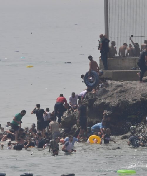 “¡Marruecos no, Marruecos no!”: los inmigrantes que entran en Ceuta imploran a la Guardia Civil que no los devuelva a su país