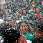 Los que cantan afuera