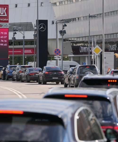 La crisis del combustible se agudiza en Rusia: colas enormes y racionamiento en las gasolineras por todo el país