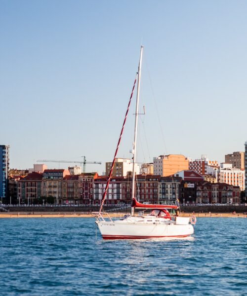 Me he mudado de San Fernando a Gijón, ¿puedo aplicar la exención por reinversión en vivienda habitual?