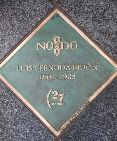 Dos erratas para un poeta: la placa homenaje a Cernuda en Sevilla corregirá sus faltas de ortografía