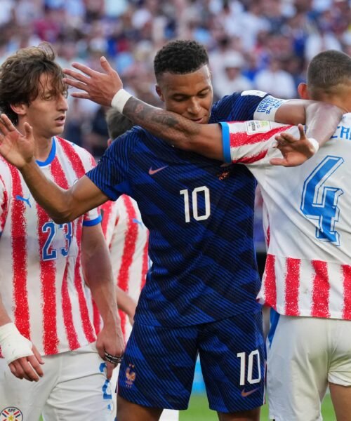 Solo un penalti de VAR marcado por Mbappé derriba el muro de la guerrillera Paraguay
