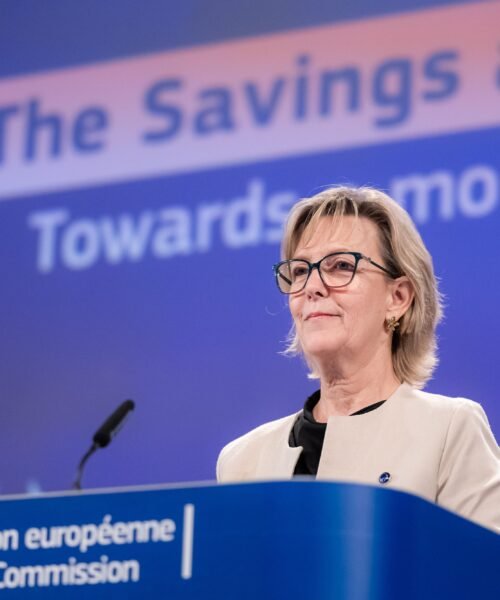 Bruselas critica a los Gobiernos por obstaculizar fusiones bancarias y advierte de que actuará para evitarlo