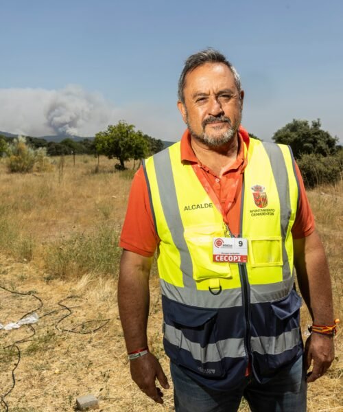 Un alcalde que mira al fuego a los ojos