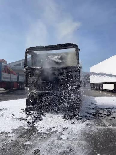 Portos encarga a retirada do camión incendiado en Ribeira “con máxima celeridade”