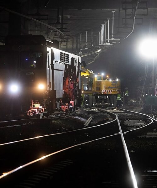 Las vibraciones en tres edificios del barrio de Trinidad Vieja de Barcelona por las obras del tren obligan a evacuar los vecinos