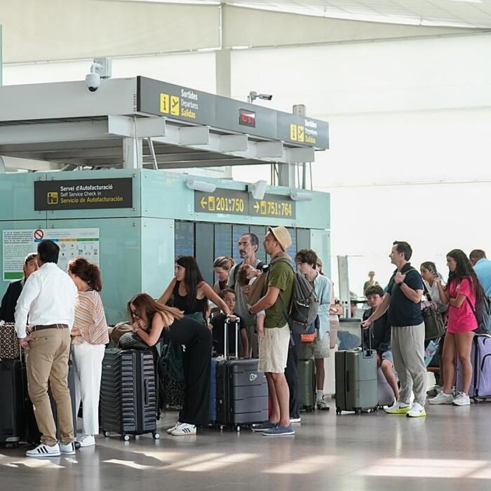Un fallo eléctrico de la torre de control en el aeropuerto de Barcelona provoca 10 desvíos en vuelos