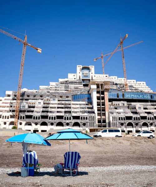 Cómo echar abajo 42.000 metros cuadrados de hormigón del Algarrobico tras 20 años de paralización de la obra