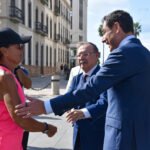 Juanma Moreno, el primer presidente autonómico que visita Ceuta en plena crisis migratoria: «Somos tierras hermanas. Nos apreciamos y nos apoyamos»