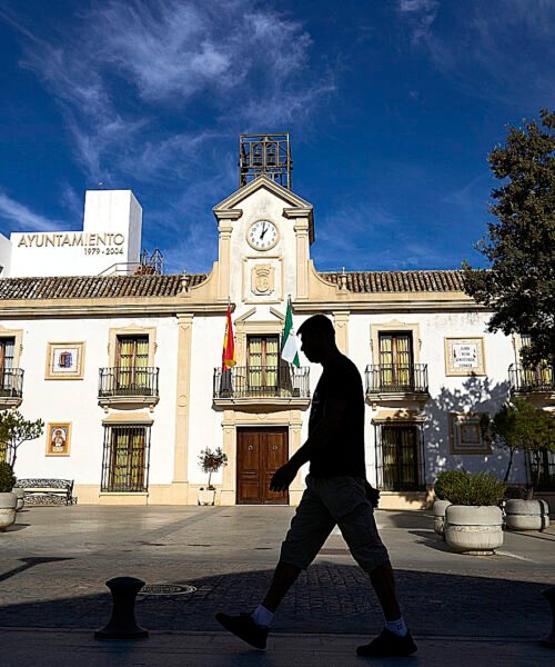 Burguillos, el pueblo que resiste a las «prácticas mafiosas» del ‘fondo buitre’ que quiere disolver el Ayuntamiento: «Hago lo imposible por pagar. No tienen escrúpulos»