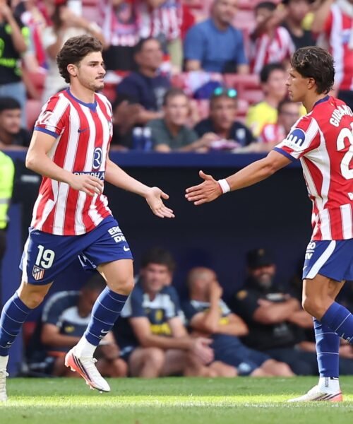 Julián Alvarez juega y escucha los reproches de la hinchada del Atlético en el empate ante el Villarreal
