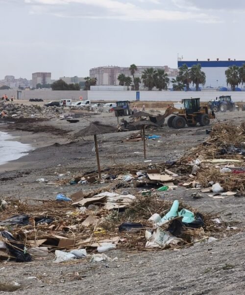 El Gobierno reubica a más de un millar de migrantes de la playa de El Trampolín y prevé habilitar nuevos espacios