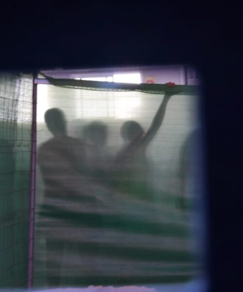 Así es la nave en la que Ceuta está realojando a decenas de niñas y adolescentes que dormían en la calle
