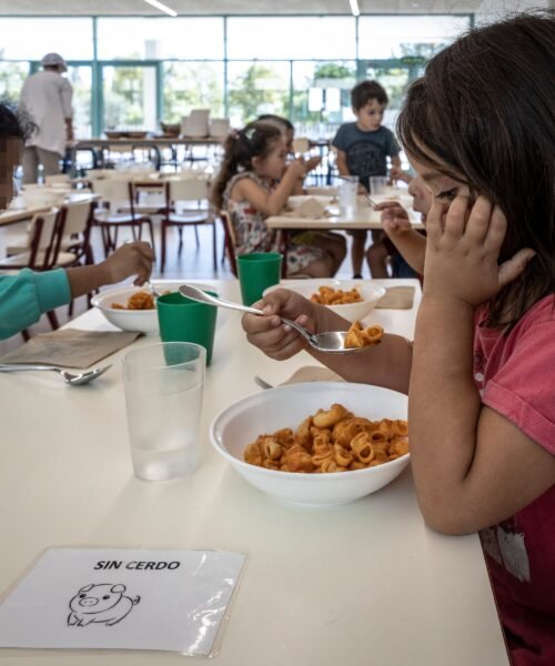 El eslogan de Vox choca con la realidad: el menú halal no está prohibido en los colegios valencianos