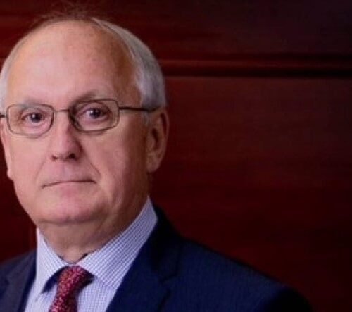 El partido gobernante de Hungría propone al jurista András Baka como nuevo presidente