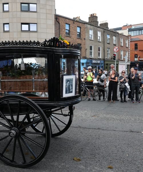 Irlanda despide a Glen Hansard arropado por actuaciones musicales de Bono y un poema de Patti Smith