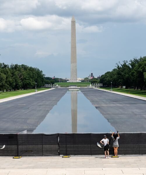 El caso de la piscina reflectante de Washington se le atraganta a Trump