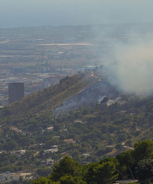 Los Bomberos consiguen estabilizar el incendio de Collserola que ha obligado a confinar a los vecinos de Can Caralleu