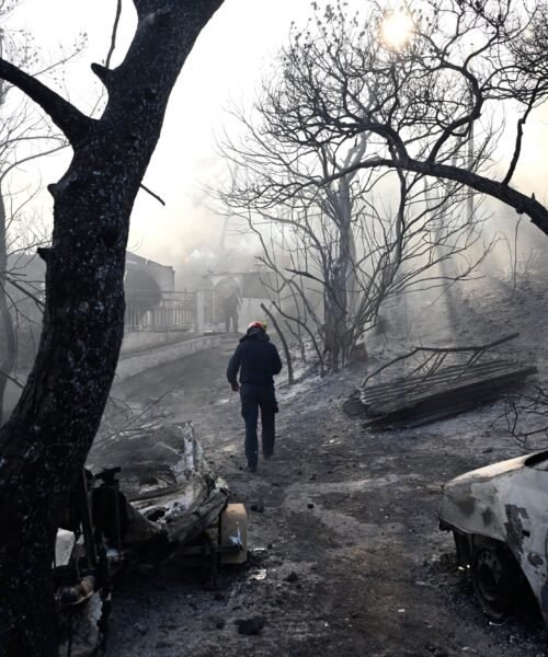 Dos muertos y cuatro heridos en un incendio en la isla griega de Salamina