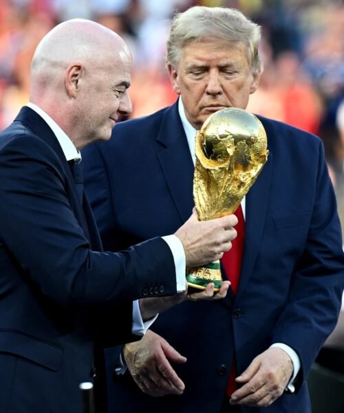 El mundo del fútbol estrecha la presión sobre Infantino
