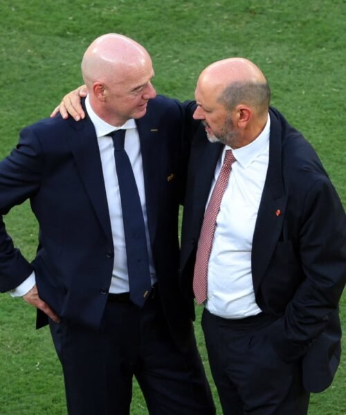 Infantino maniobra para ganar apoyos en su momento de máxima debilidad como presidente de la FIFA